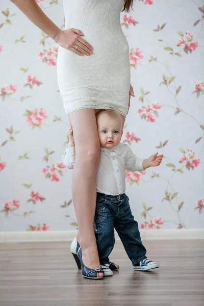 Família feliz. Mãe e seu filho bebê — Fotografia de Stock