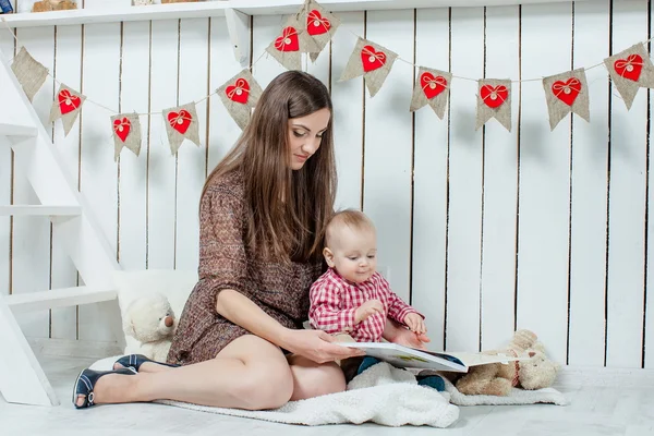 Caucásica madre y su hijo leer un libro — Foto de Stock