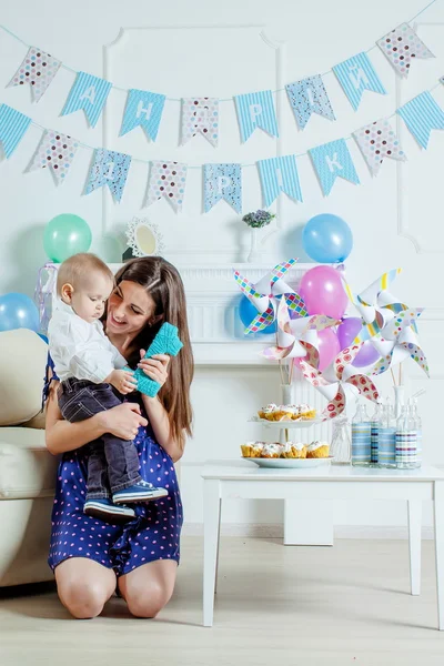 Retrato de madre y bebé con pastel de cumpleaños — Foto de Stock