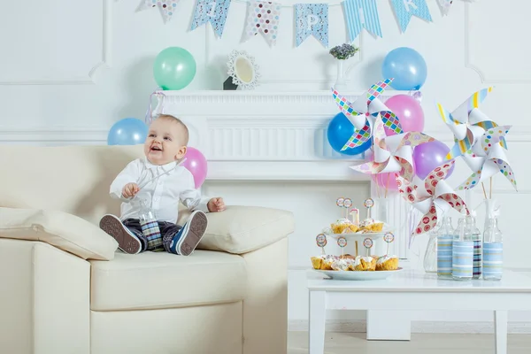 Stående pojke med födelsedagstårta — Stockfoto