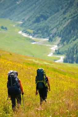 Trekker Georgia Kafkasya yüksek dağlarda