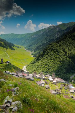 Dağ, üst Svaneti, Georgia altında eski Gürcü Köyü