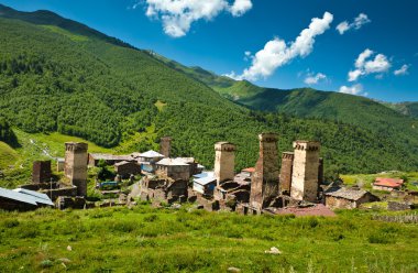 Georgi üst Svaneti dağda altında eski Gürcü Köyü