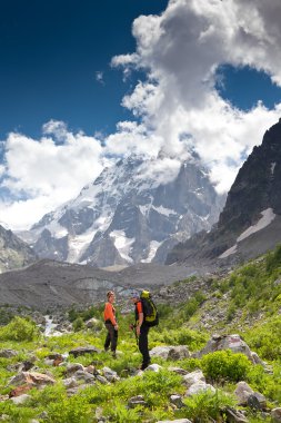 Trekker Georgia Kafkasya yüksek dağlarda