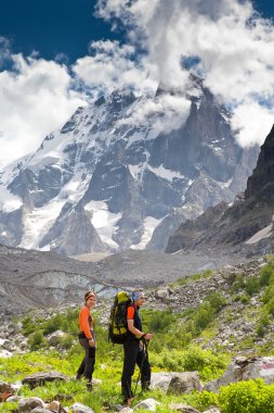 Trekker Georgia Kafkasya yüksek dağlarda
