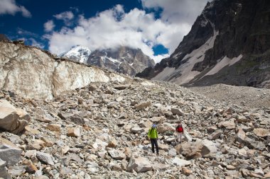 Trekker Georgia Kafkasya yüksek dağlarda