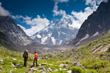 Trekker Georgia Kafkasya yüksek dağlarda