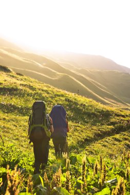 Trekker Georgia Kafkasya yüksek dağlarda