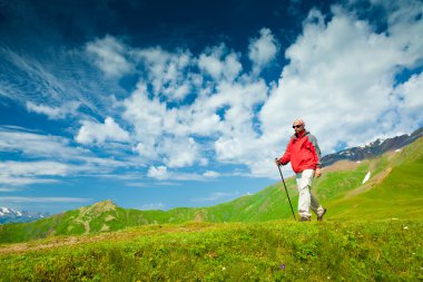 Trekker Georgia Kafkasya yüksek dağlarda