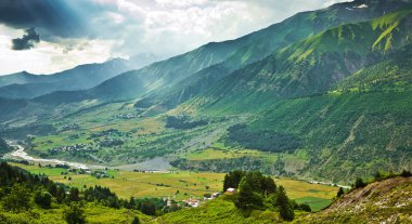 Dağ altında eski Gürcü Köyü