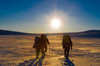Uzun yürüyüşe çıkan kimse çoğu kışın dağlarda