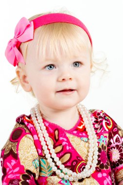 Tatlı bebek kız kameraya görünüyor