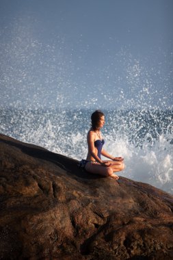 Swimsui kadında büyük karşı günbatımı sırasında denizde derin derin düşünür 