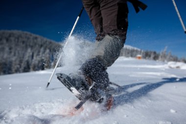 Kış dağlarında yürüyüş yapan