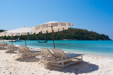 Deniz kıyısındaki kumsal