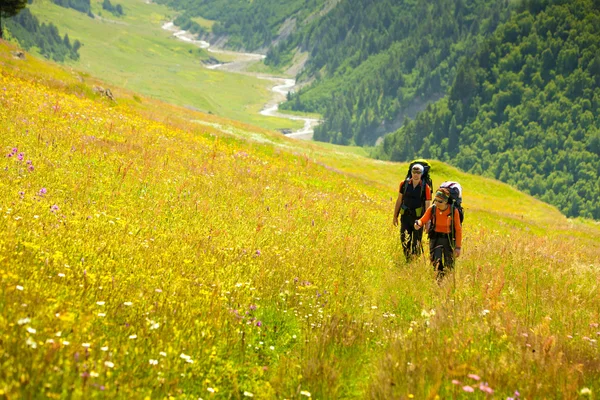 Trekker Georgia Kafkasya yüksek dağlarda — Stok fotoğraf
