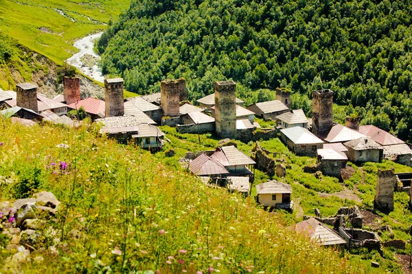 Aldeia georgiana velha abaixo da montanha, Upper Svaneti, Geórgia — Fotografia de Stock