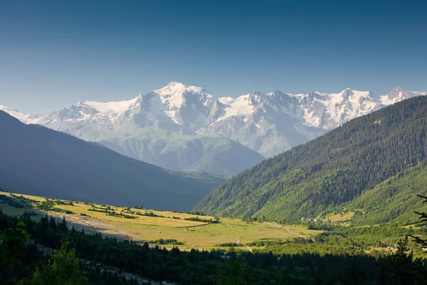 Dağları ile güzel manzaralar — Stok fotoğraf