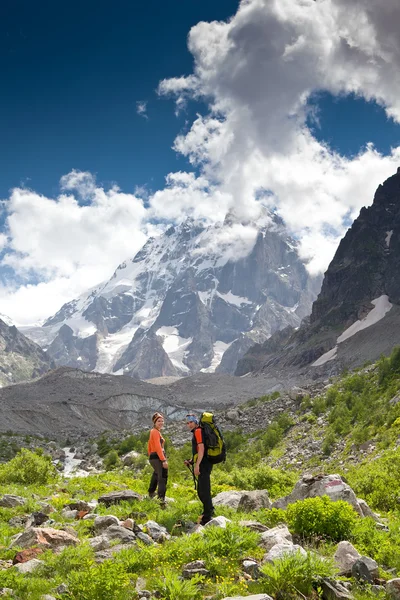 Trekker Georgia Kafkasya yüksek dağlarda — Stok fotoğraf