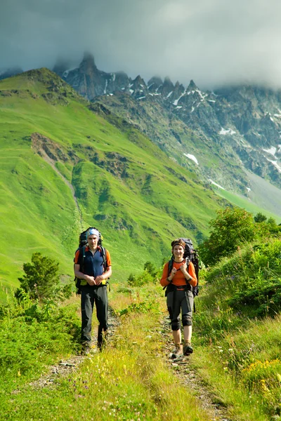 A magas hegyek-Georgia-kaukázusi Trekker — Stock Fotó