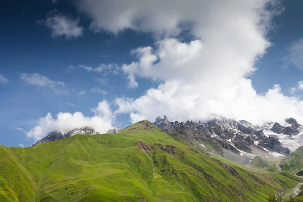 Dağları ile güzel manzaralar — Stok fotoğraf
