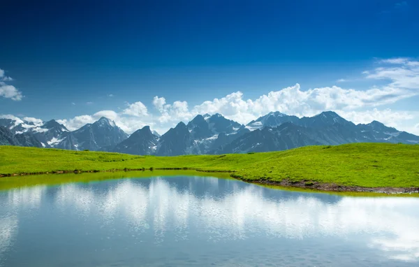 Svaneti 조지아에서 코 카 서 스 산맥에서 산 호수 — 스톡 사진