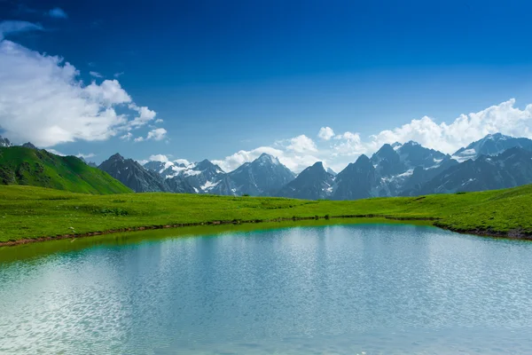 Svaneti Gürcistan Kafkasya dağlarında dağ gölü — Stok fotoğraf