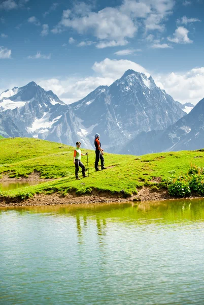 Hiker near the mountain lake — Stock Photo, Image