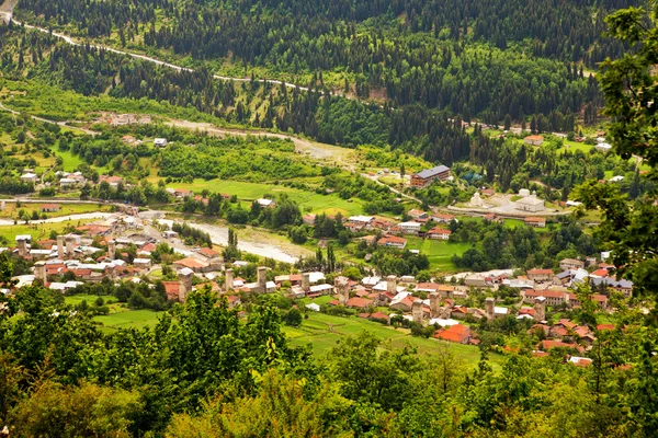 Old Georgian desa di bawah gunung — Stok Foto
