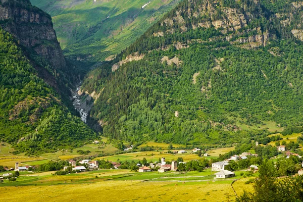 Dağ altında eski Gürcü Köyü — Stok fotoğraf