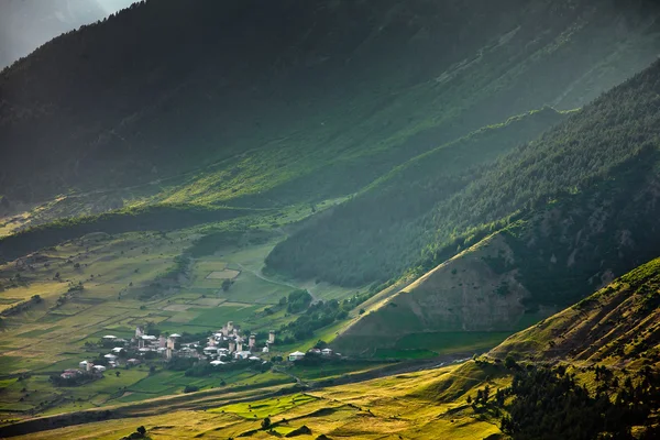 Vieux village géorgien sous la montagne — Photo