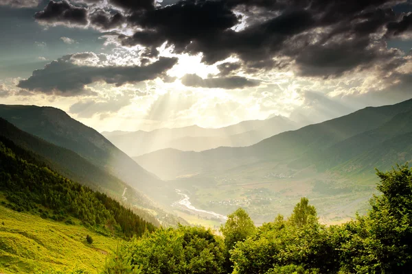 在上斯瓦涅季，格鲁吉亚在高加索山脉美丽沃利 — 图库照片