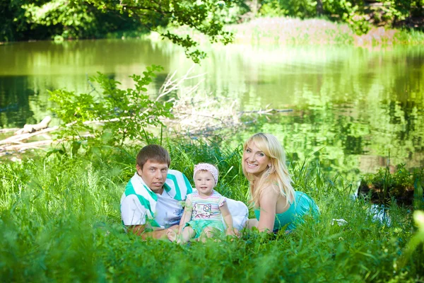 Familia feliz en el parque —  Fotos de Stock