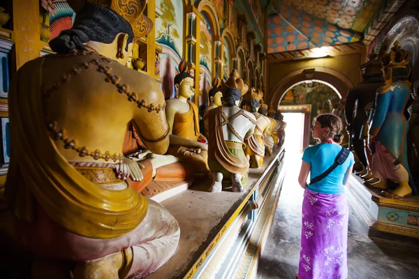 Los turistas están visitando el templo budista en Sri Lanka — Foto de Stock