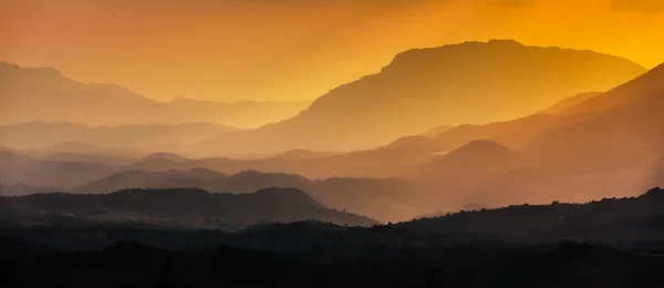 Vista panorámica de las montañas de Sri Lanka por la noche — Foto de Stock