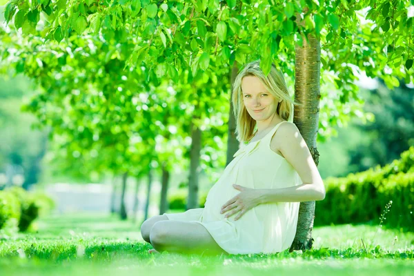 Mulher grávida no parque — Fotografia de Stock