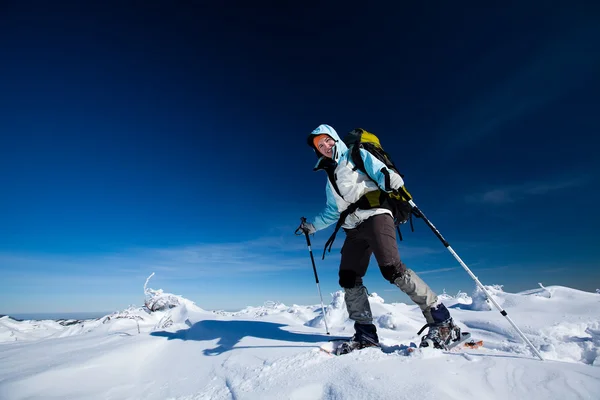 Escursionista in montagna invernale — Foto Stock