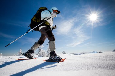 Kış dağlarında yürüyüş yapan