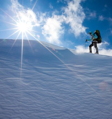 Kış dağlarında yürüyüş yapan