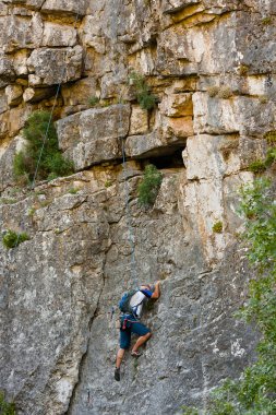 Crimea dağlarda Rock Tırmanma adam uygulamalar