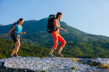 İki kadın sırt çantaları ile Crimea dağlarda trekking