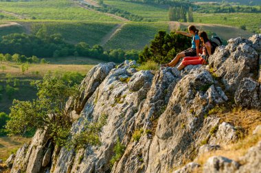 İki kadın sırt çantaları ile Crimea dağlarda trekking