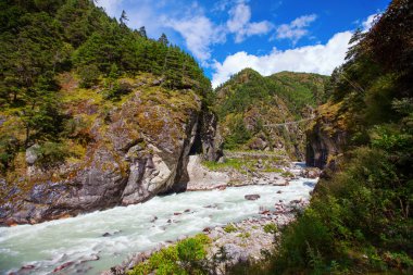 Nepal ve ayak süspansiyon br Khumbu vadi nehirde DUDH Kosi