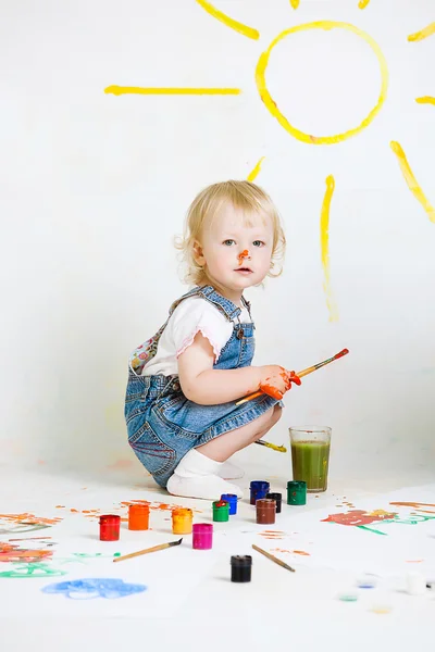 Dziewczynka malarstwo na podłodze — Zdjęcie stockowe