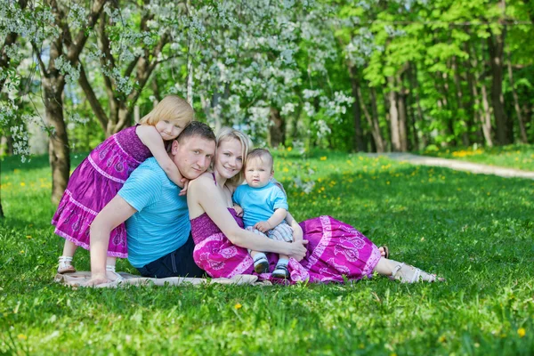 Lycklig familj i parken — Stockfoto