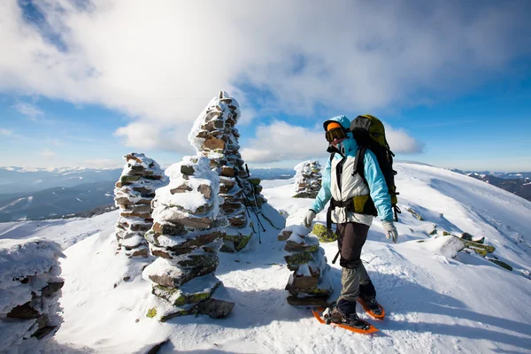 Escursionista in montagna invernale — Foto Stock