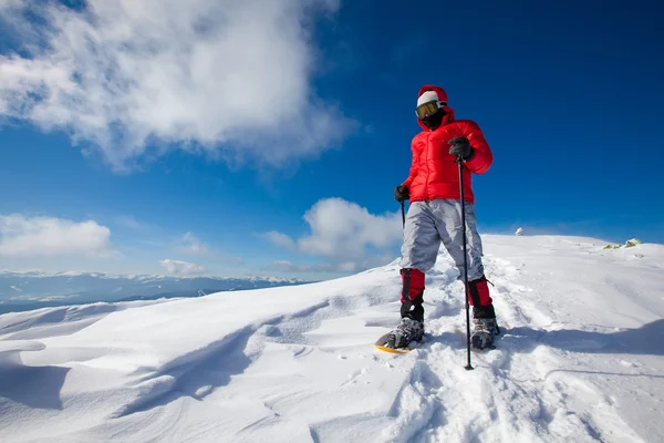 Caminhante em montanhas de inverno snowshoeing — Fotografia de Stock