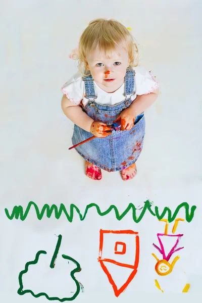 床に絵画の小さな女の子 — ストック写真