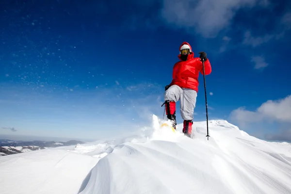 Caminhante em montanhas de inverno snowshoeing — Fotografia de Stock