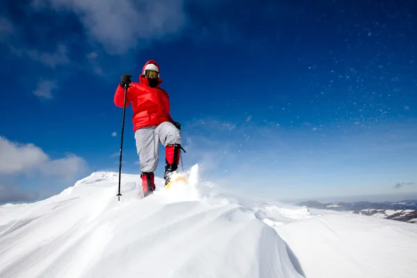Турист в зимних горах — стоковое фото